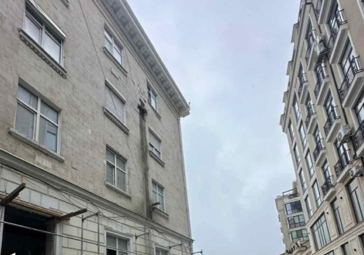 Incident periculos în centrul capitalei: Peretele unei clădiri aflată în reconstrucție s-a prăbușit parțial