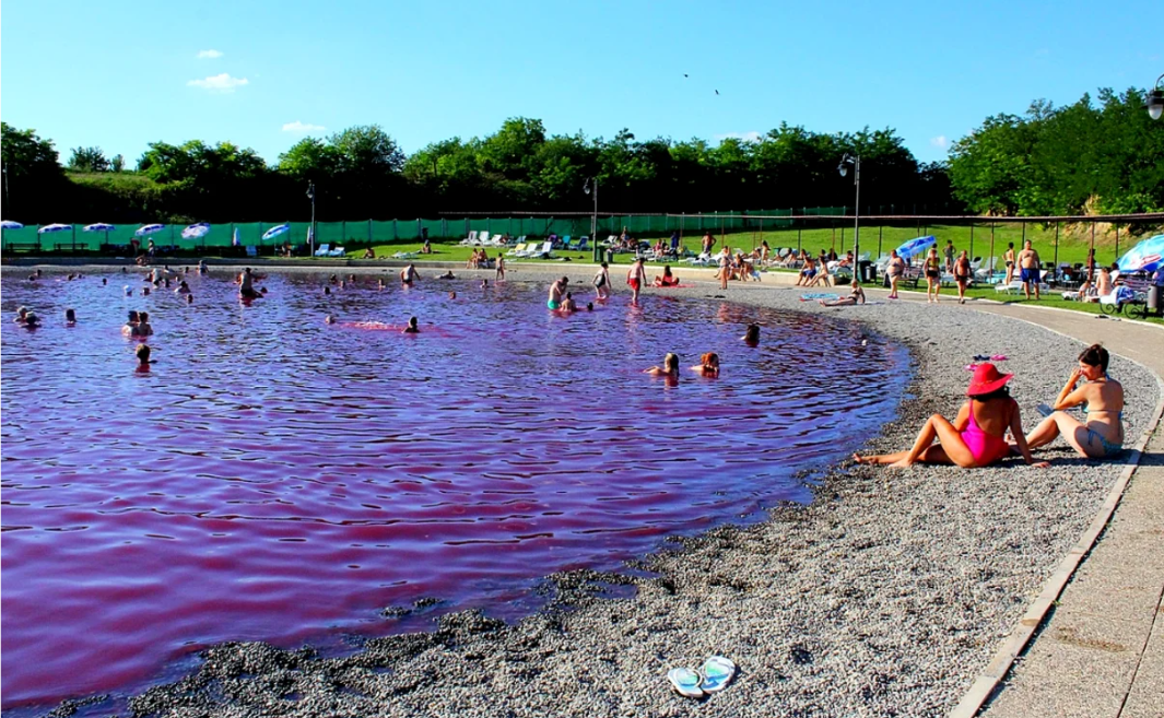 (video) Lacul uimitor care își schimbă culoarea din roz în violet și are efecte vindecătoare: apa termală de până la 35°C, magnet pentru turiști
