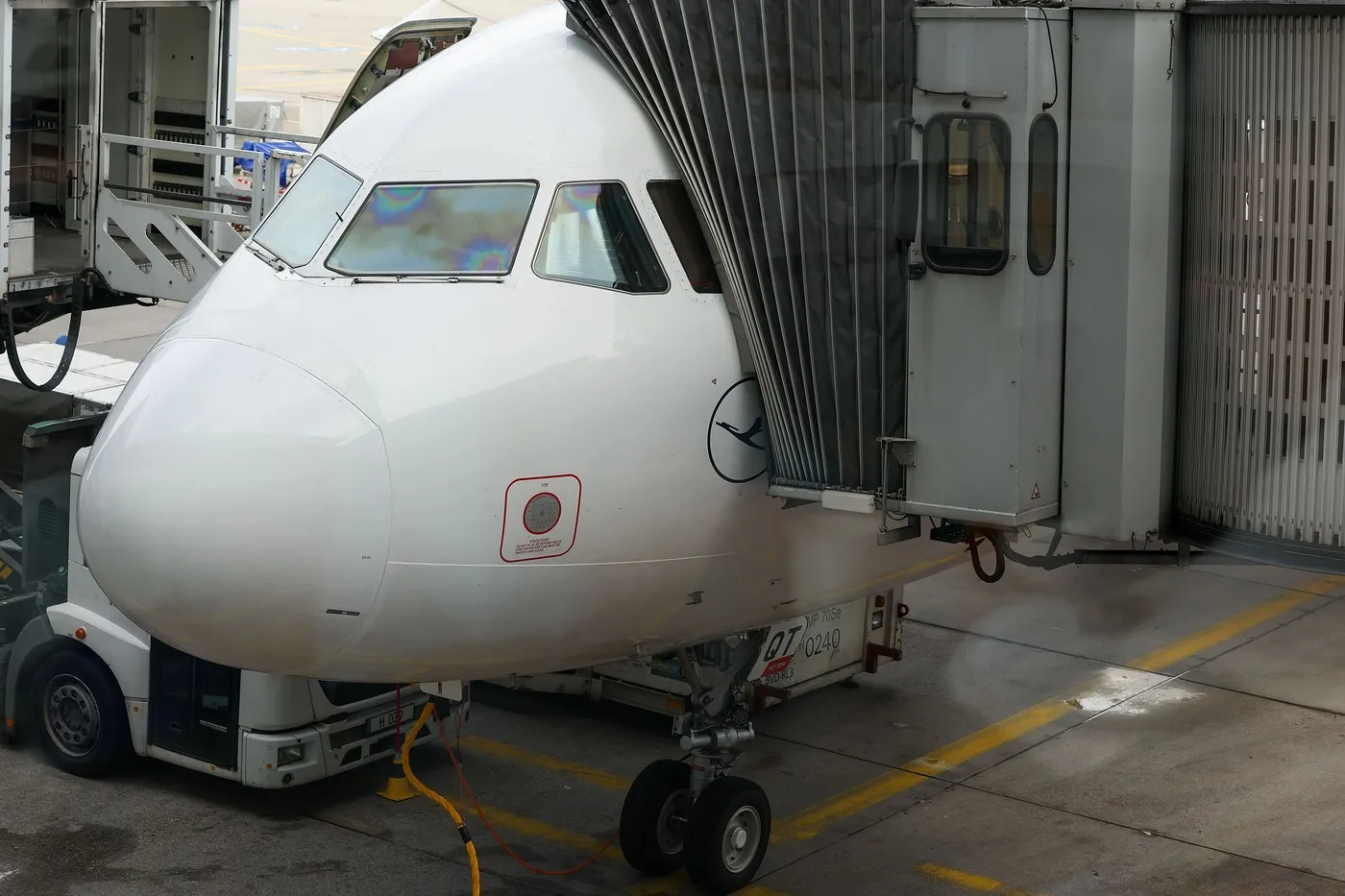 (video) Momentul în care botul unui avion Boeing se prăbușește în parcare pe un mare aeroport din Europa: Mai multe persoane au fost rănite