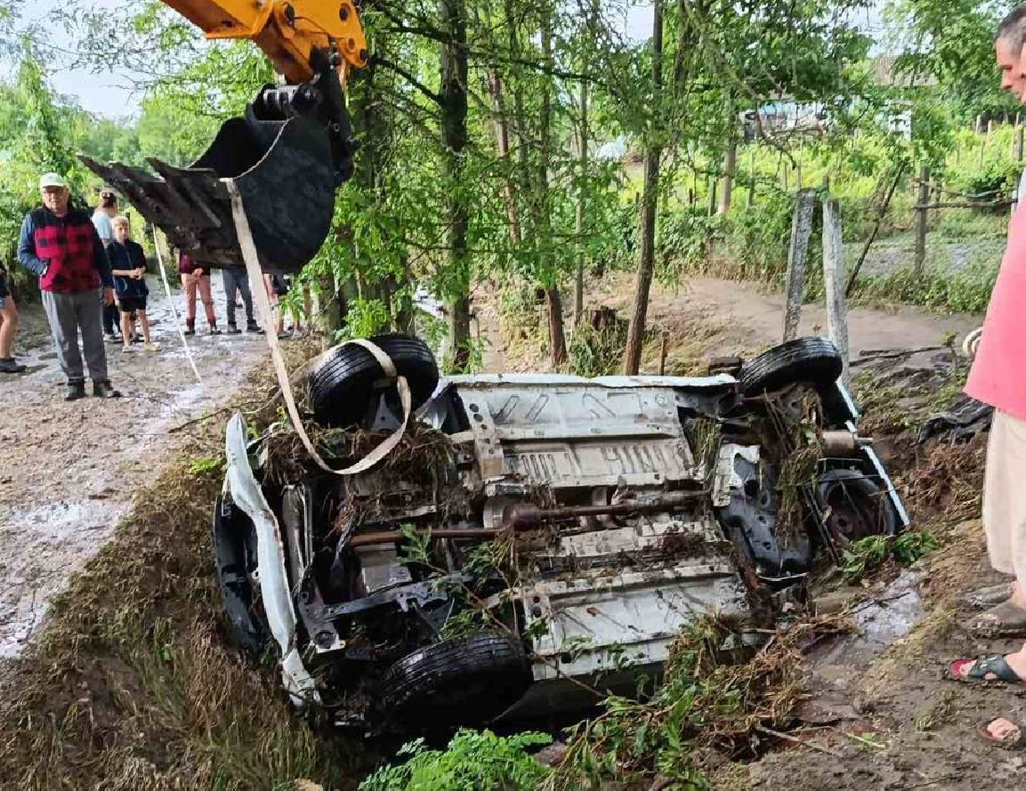 (foto) Mașina unui șofer din Ialoveni a ajuns într-un șanț, 