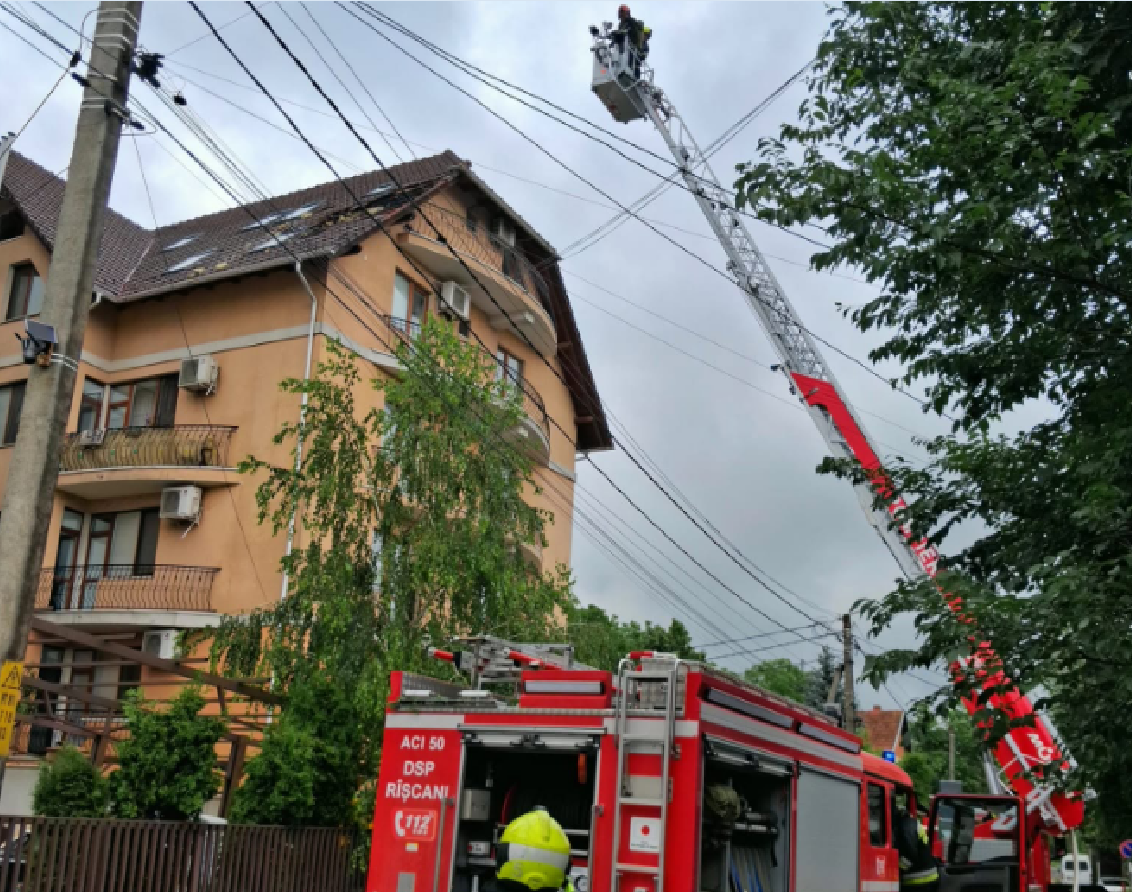 (foto) Mansarda unui bloc din sectorul Rîșcani a luat foc du