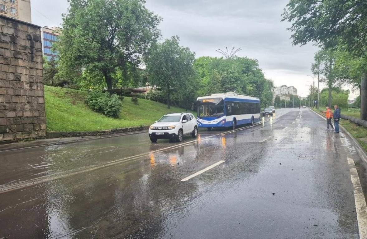 „Stați acasă!” Drumuri închise și transport public stopat în