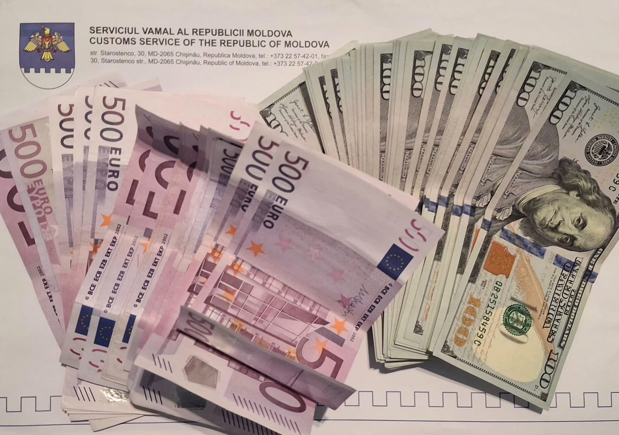 (foto) Mii de euro și dolari, „uitați” în bagaje. Doi cetățe