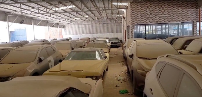 Bolizi abandonați în cimitirul auto din apropiere de Dubai